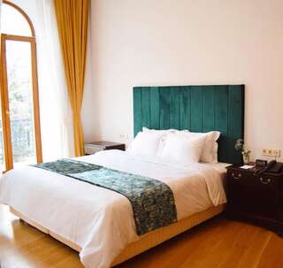 Отель Octava Boutique Hotel Тбилиси Улучшенный номер с кроватью размера «king-size»-1